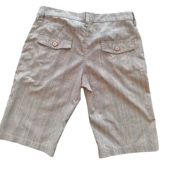 Heritage 1981 Men's 34 Gray and Red Plaid 13"‎ shorts - Picture 2 of 8